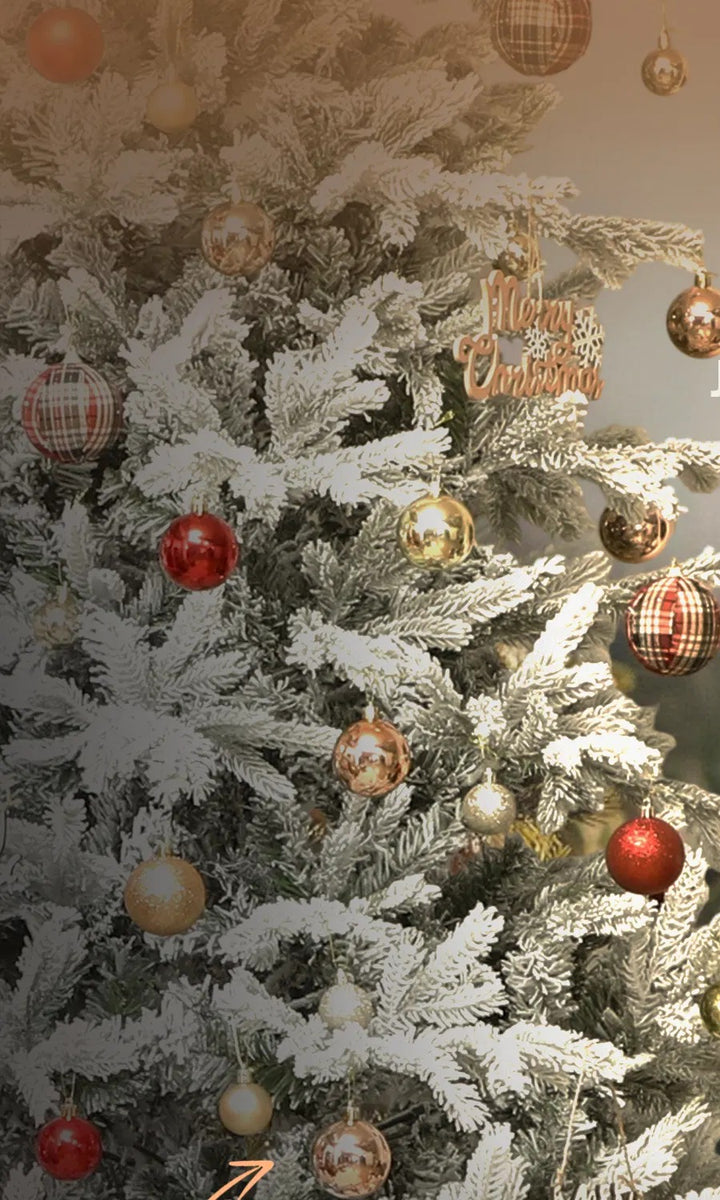 Grote besneeuwde kerstspar in een woonkamer