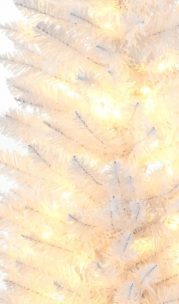Witte slanke kerstboom met warme verlichting