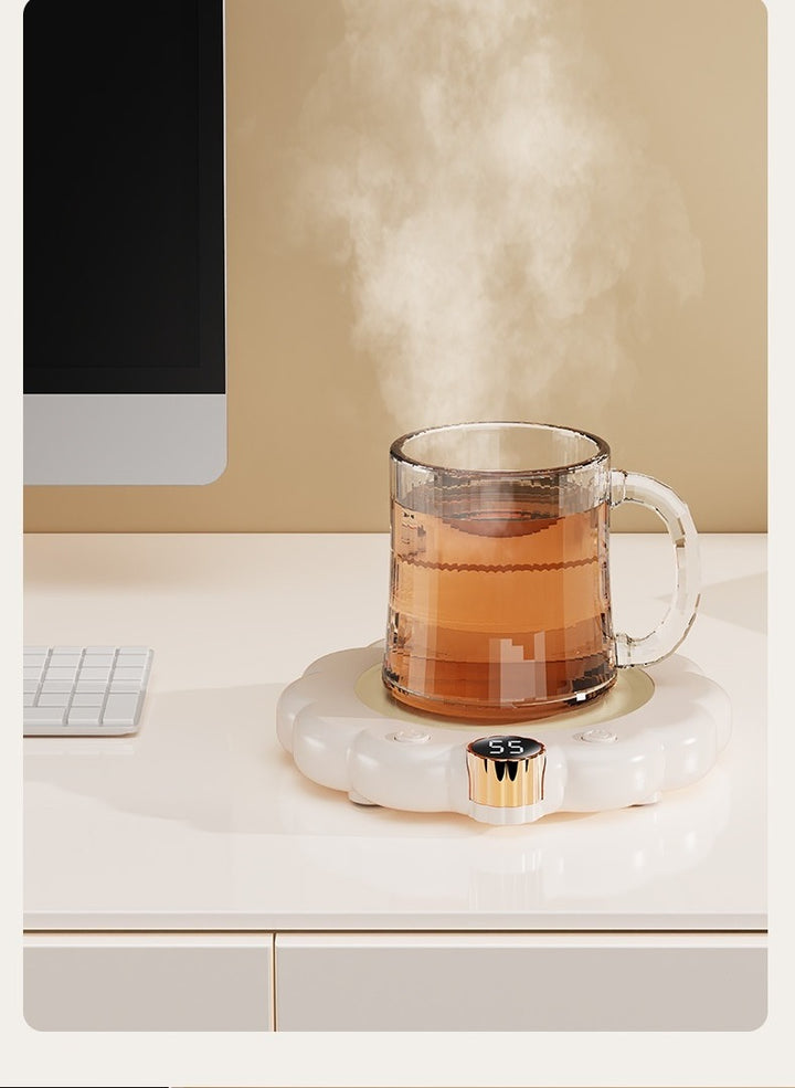 Bloemvormige mokwarmer met mok koffie