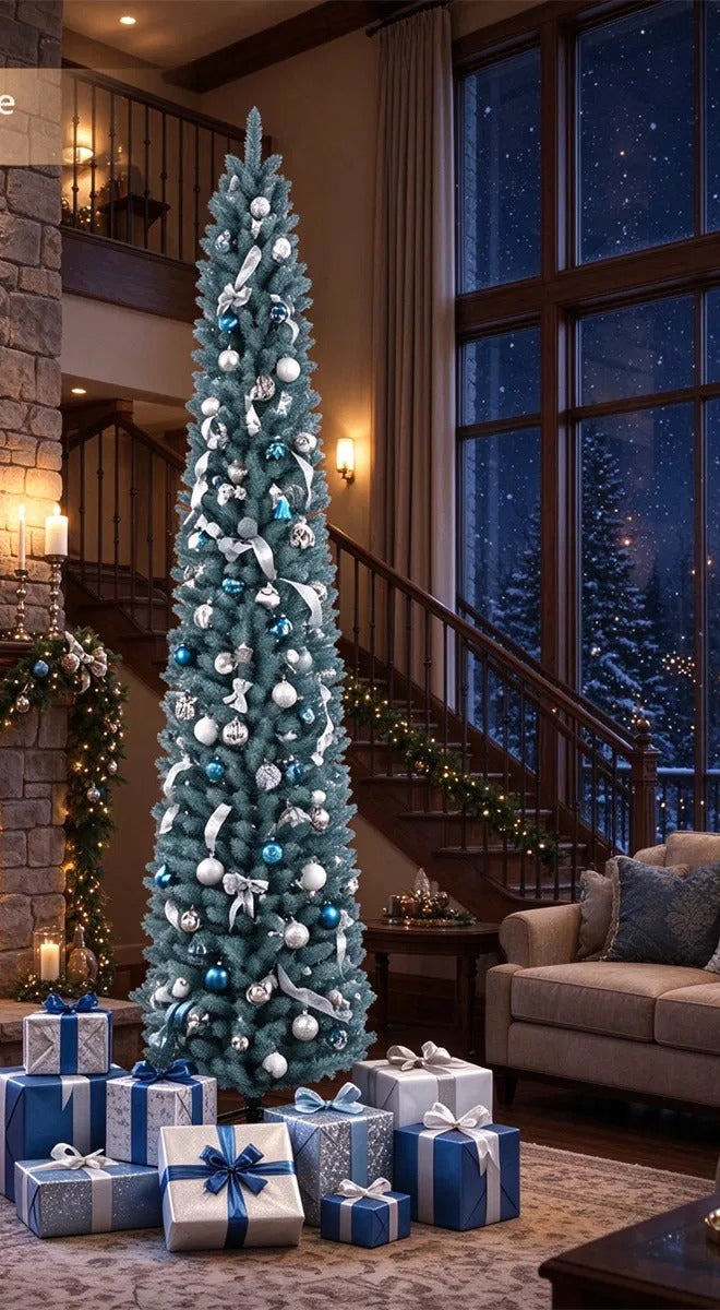 Hoge smalle berijpte kerstboom