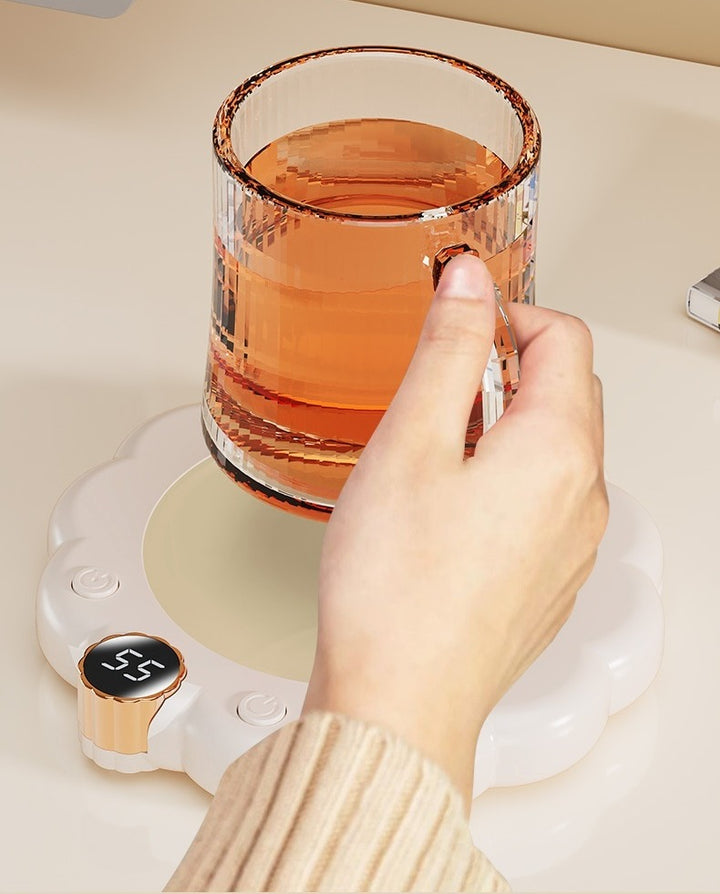 Bloemvormige mokwarmer met mok koffie