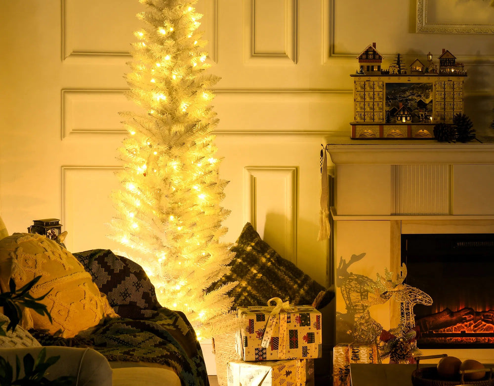 Witte slanke kerstboom met warme verlichting