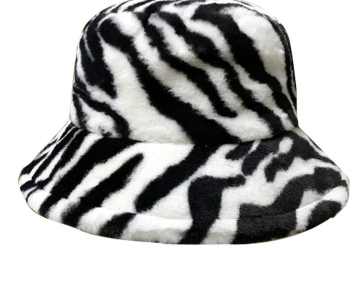 Pluizige bucket hat met koeienprint