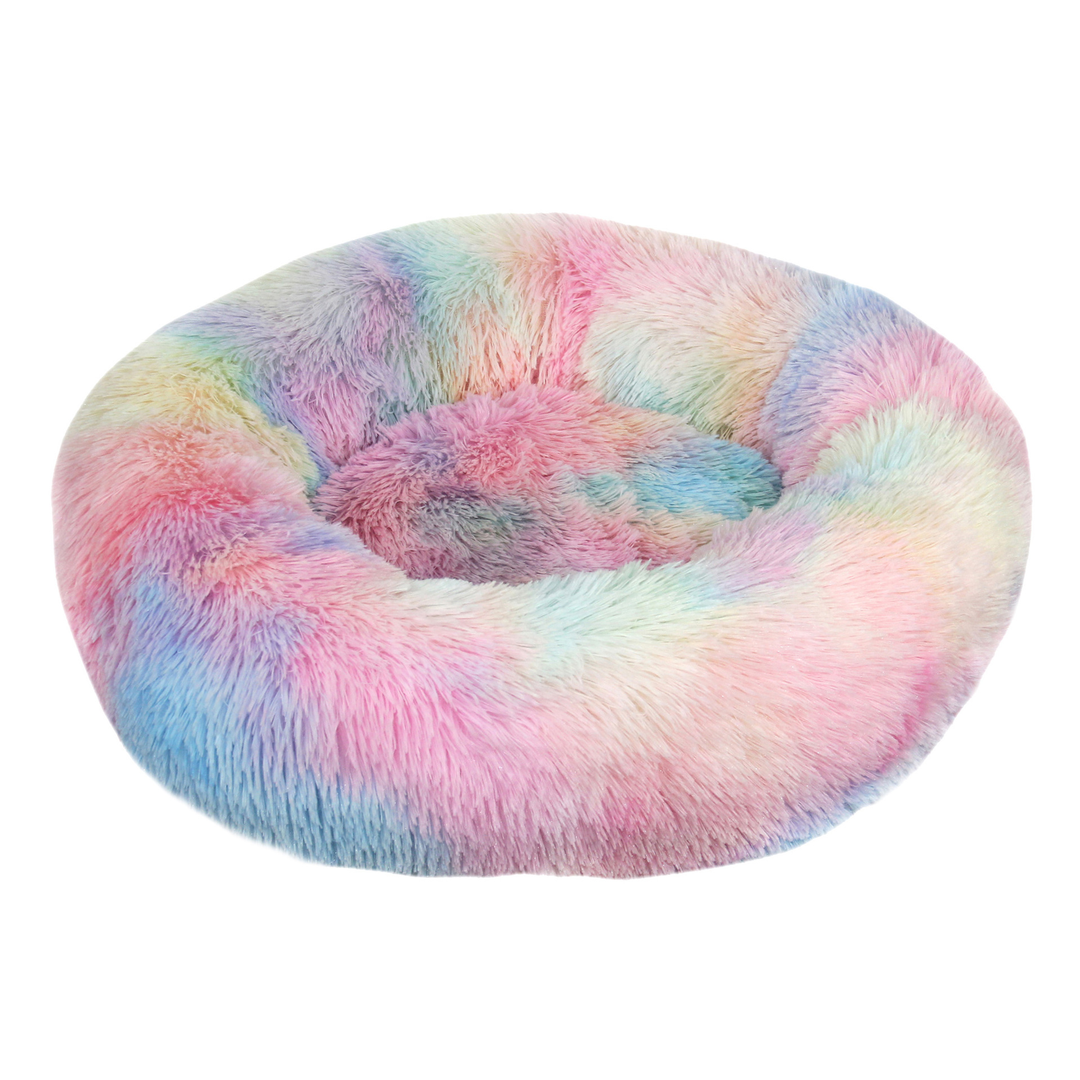Hond ligt opgerold in een grijze donutmand