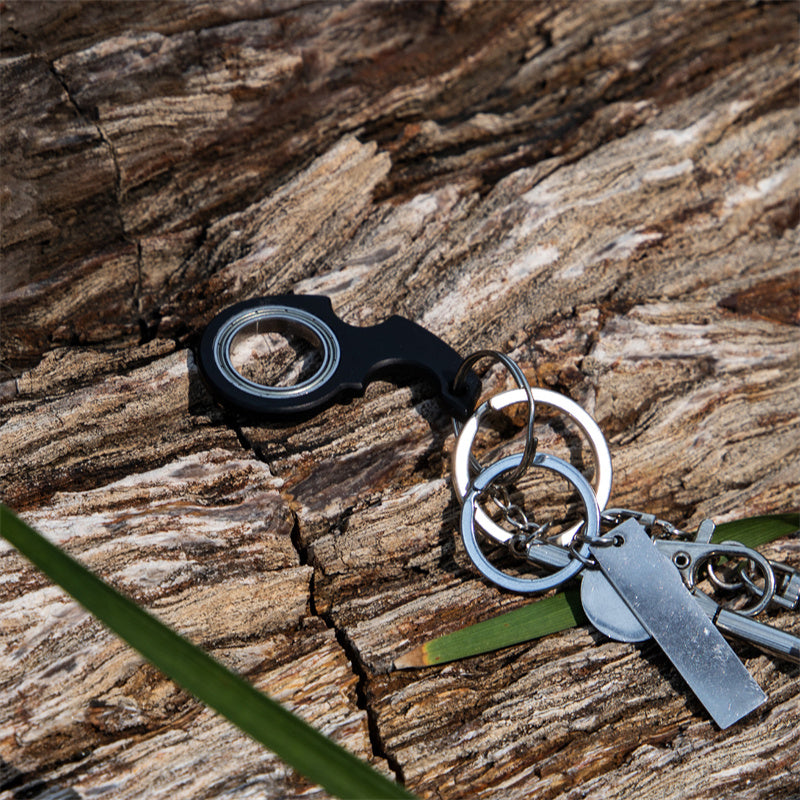 Rode fidget spinner sleutelhanger aan sleutelbos