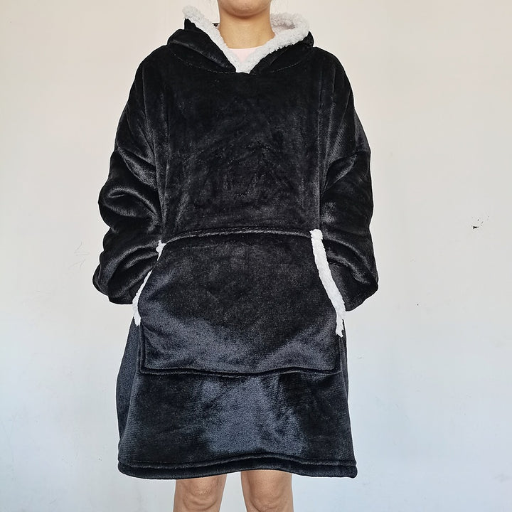 Persoon in oversized deken-hoodie met capuchon