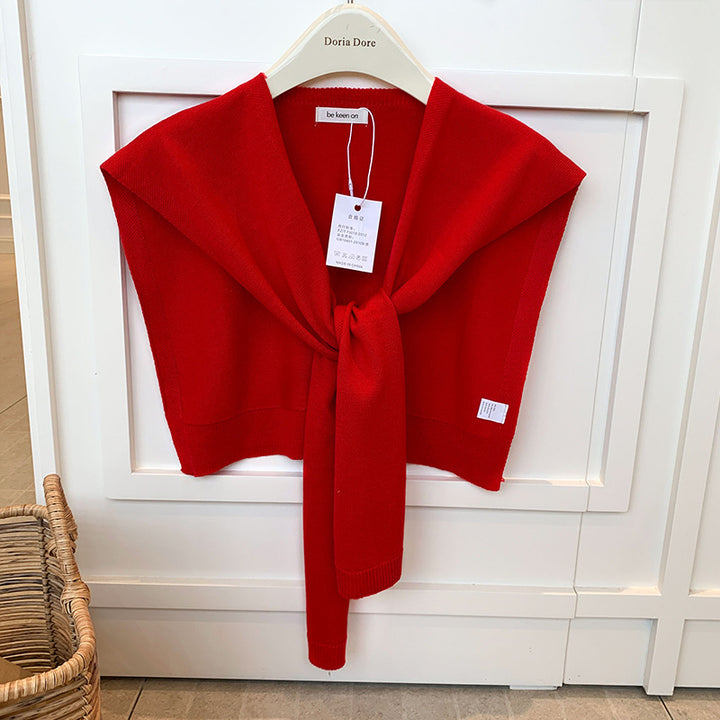 Vrouw met gebreide schouderdoek gestrikt