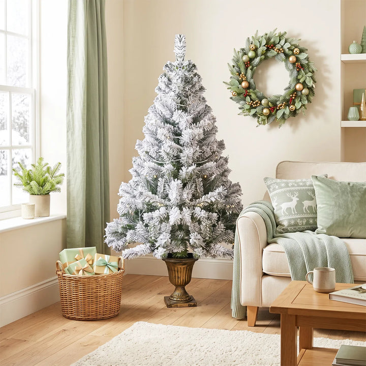 Kleine besneeuwde kerstboom in pot