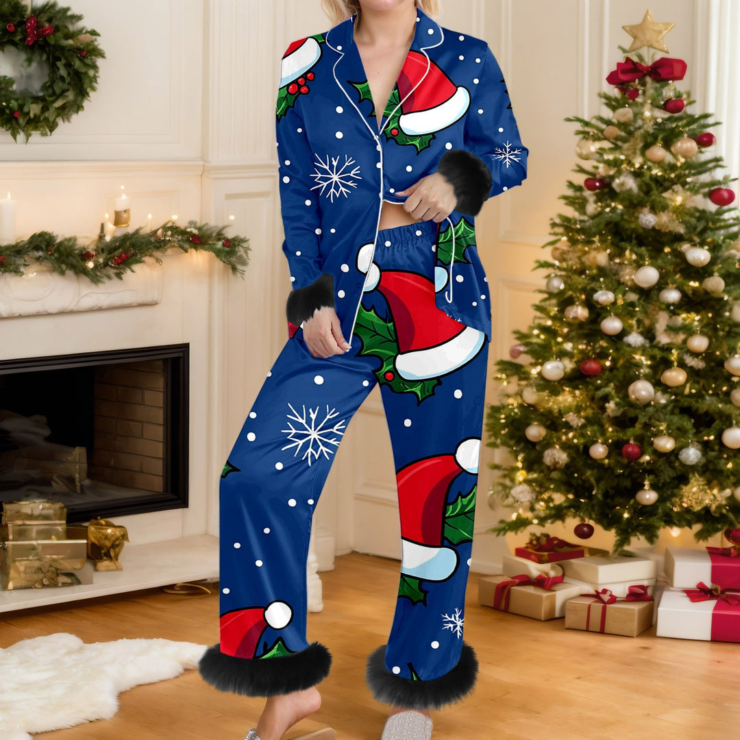 Vrouw in kerstpyjama met bontmanchetten