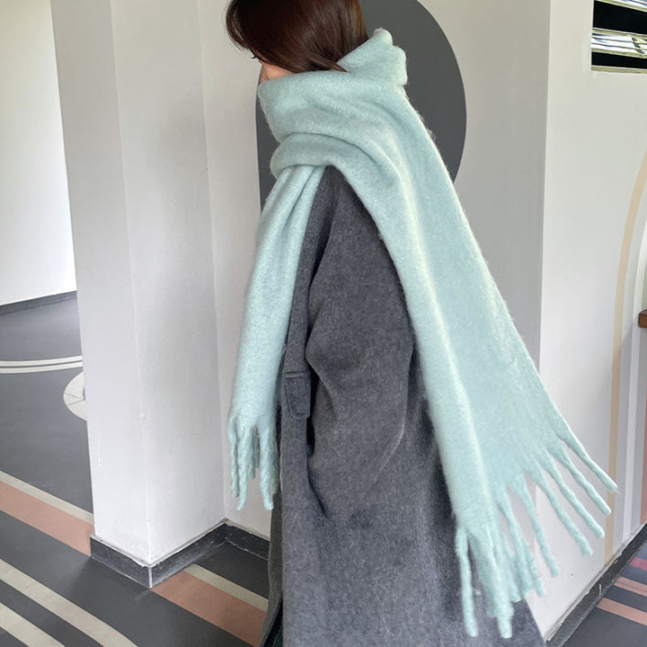 Vrouw met dikke oversized sjaal
