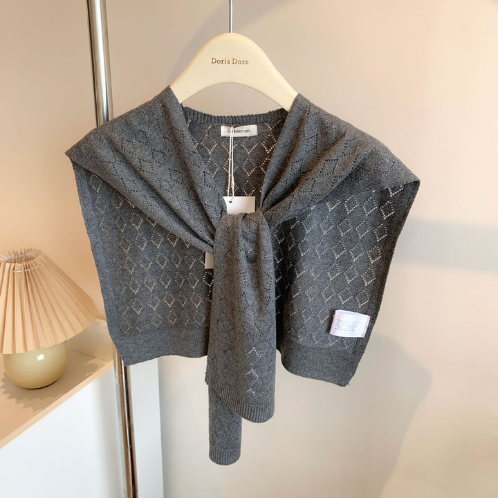 Vrouw met gebreide schouderdoek gestrikt