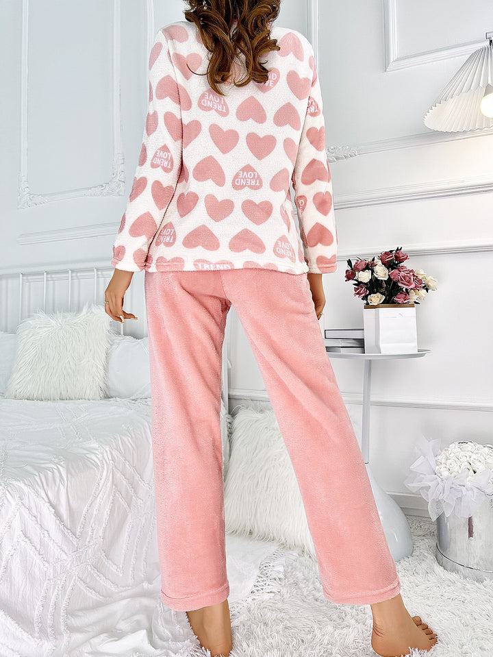 Vrouw in flanellen pyjama met hartjes