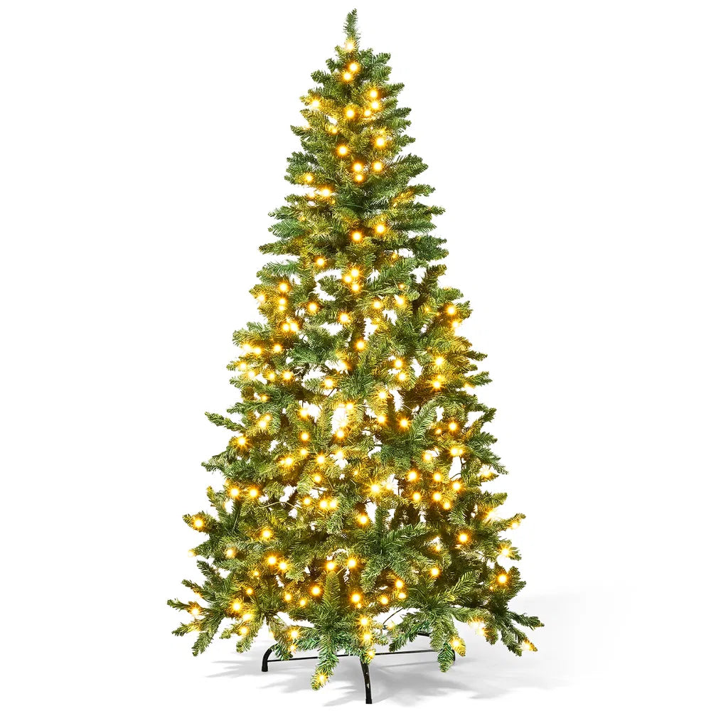 Halve kerstboom tegen de muur met lichtjes