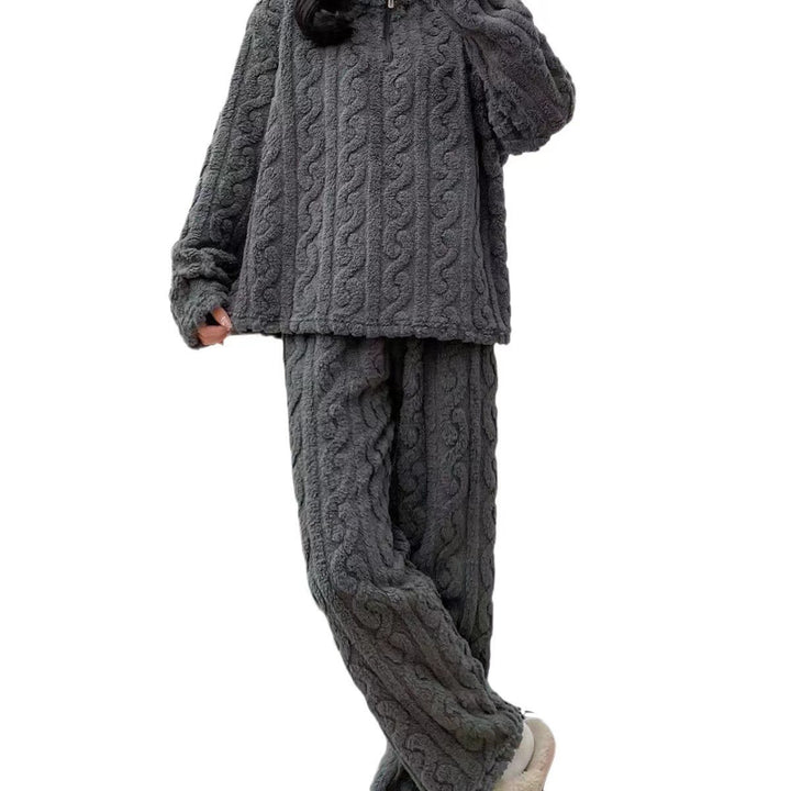 Vrouw in fleece pyjama met halve rits