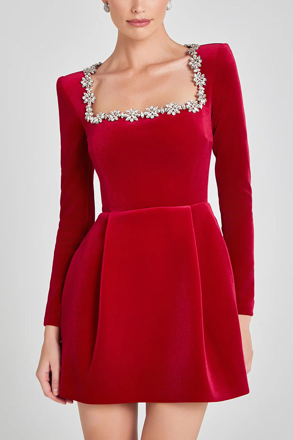 Vrouw in minijurk met strass-bloemen bij hals