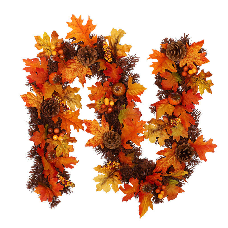 Herfstslinger met oranje esdoornbladeren op schouw