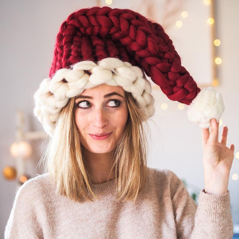 Grofgebreide rode kerstmuts met witte pompon