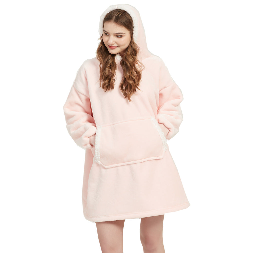 Persoon in oversized deken-hoodie met capuchon