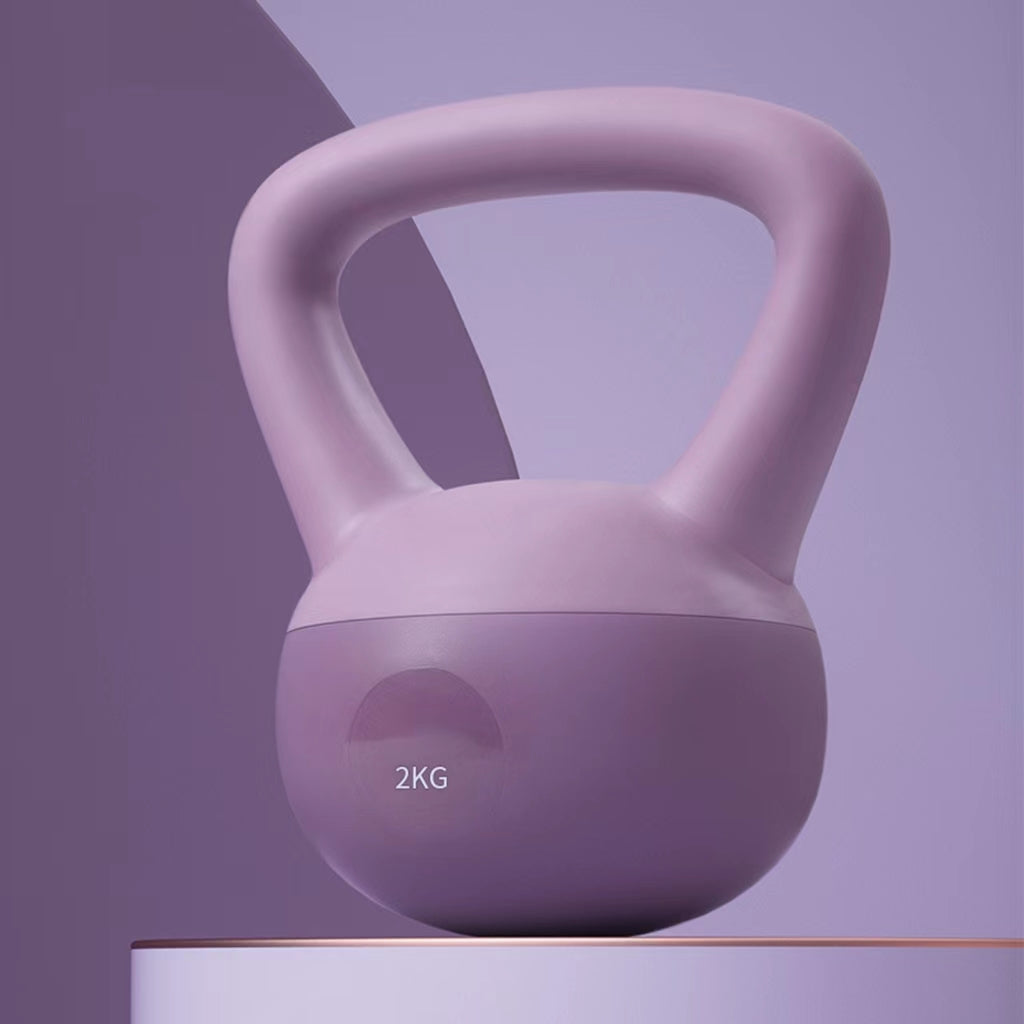 Lichtroze zachte kettlebell op de vloer