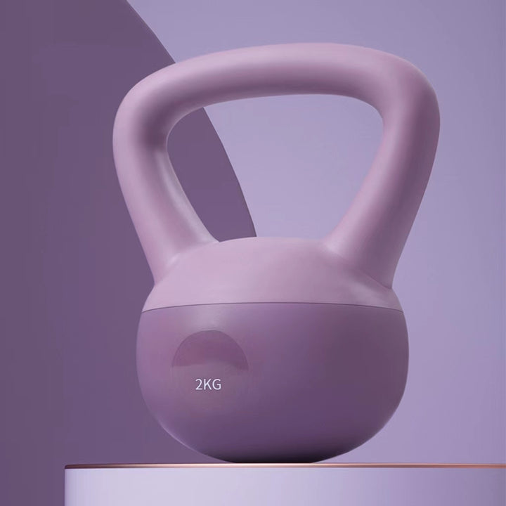 Lichtroze zachte kettlebell op de vloer