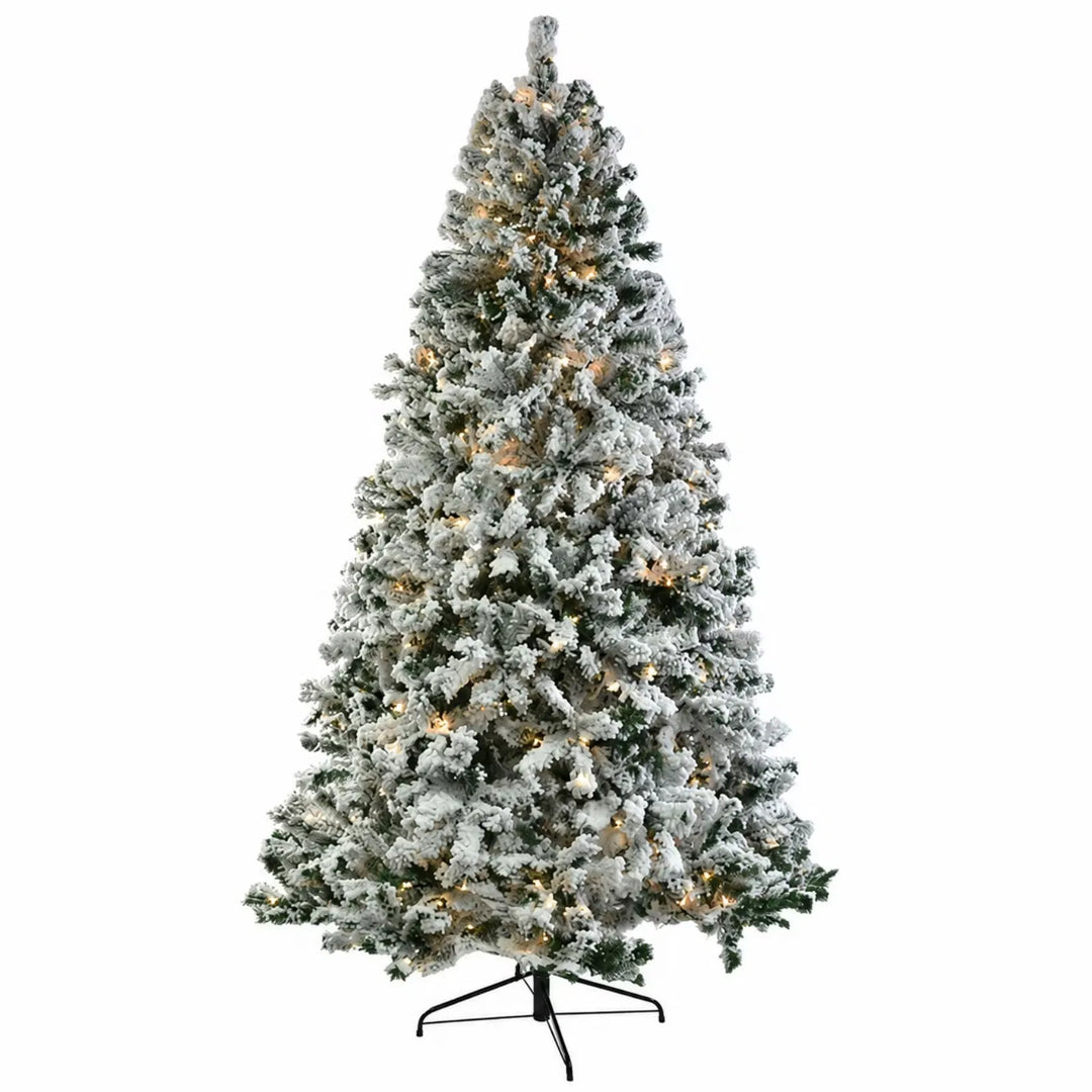 Besneeuwde kerstboom met witte lampjes