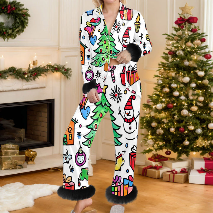 Vrouw in kerstpyjama met bontmanchetten