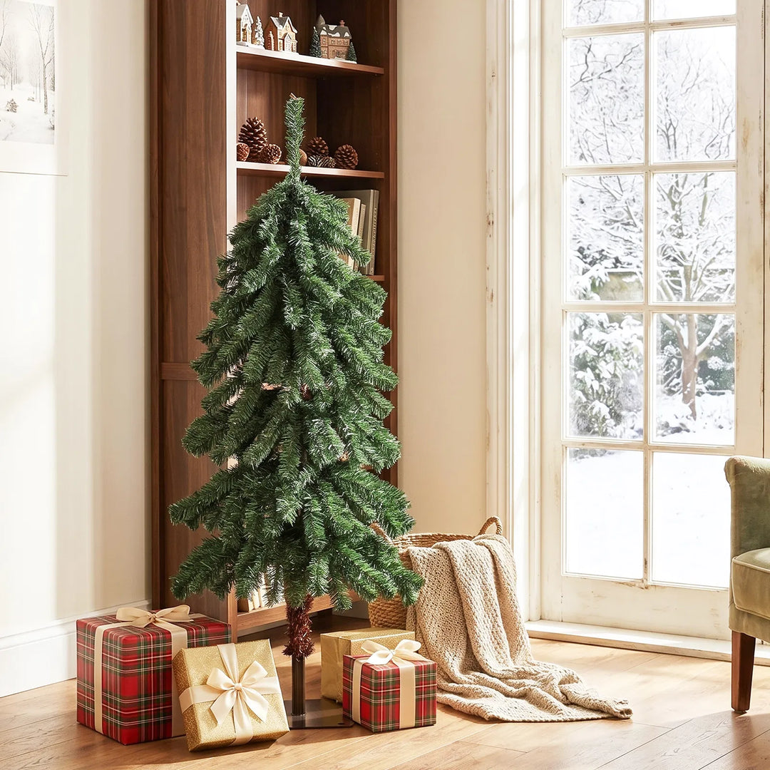 Kleine kunstkerstboom met warmwitte lampjes