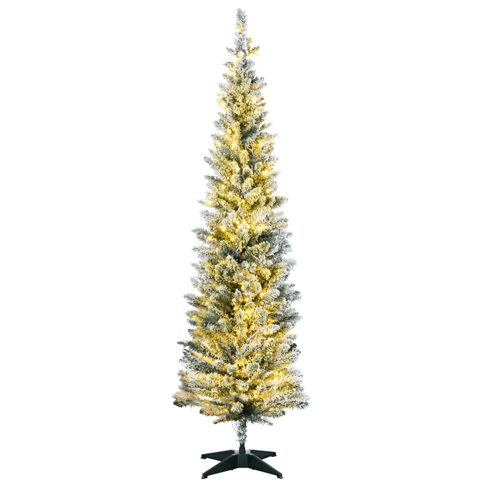 Smalle besneeuwde kerstboom met warmwitte lichtjes