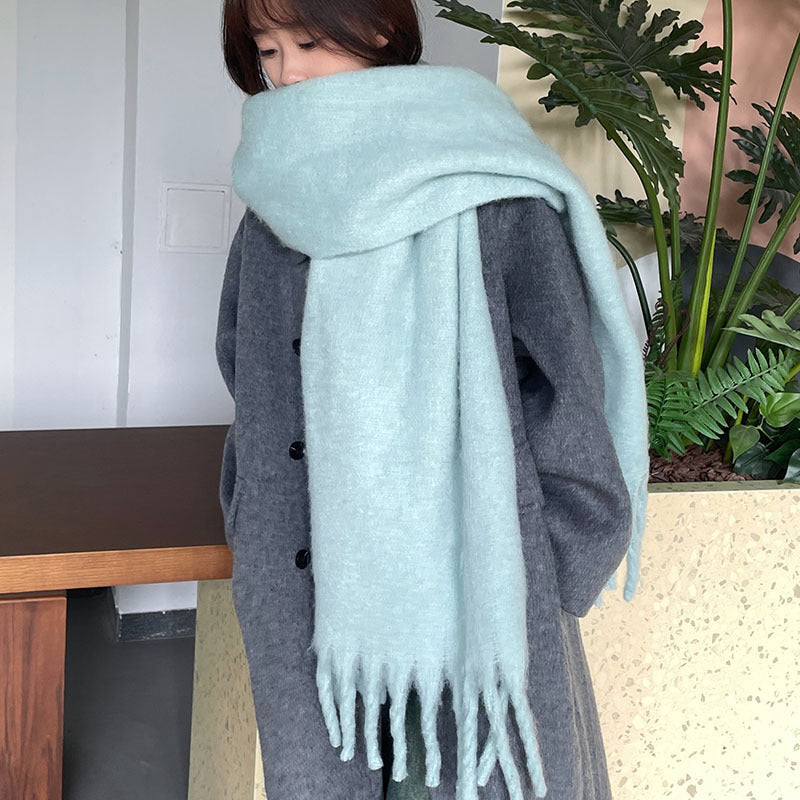 Vrouw met dikke oversized sjaal