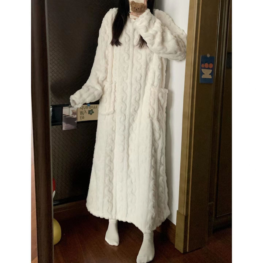 Vrouw in lange fleece nachtjapon