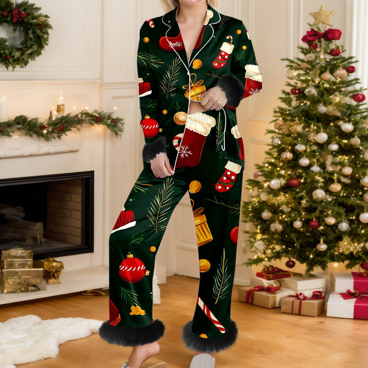Vrouw in kerstpyjama met bontmanchetten
