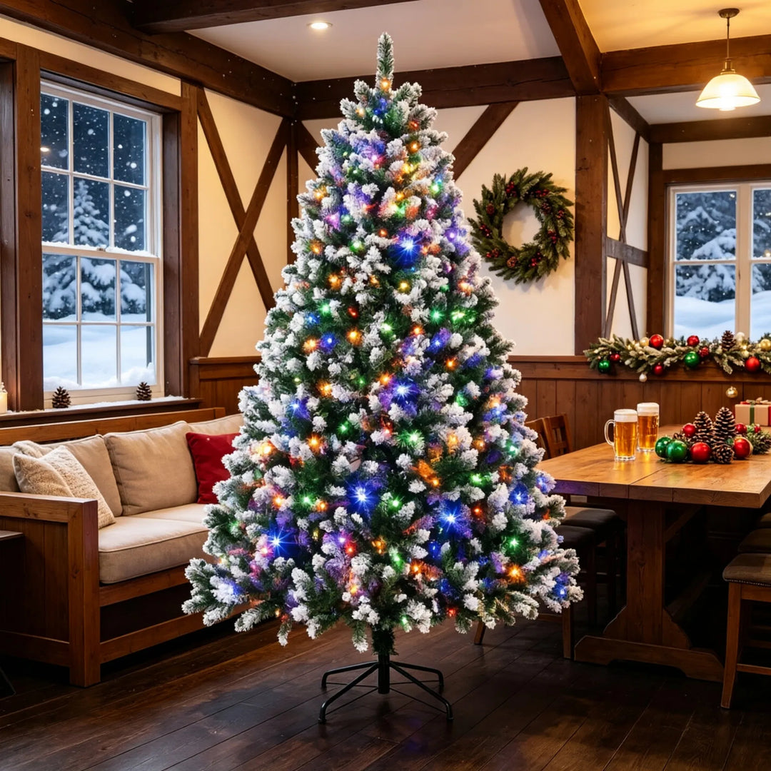 Grote kerstboom met witte puntjes en lichtjes