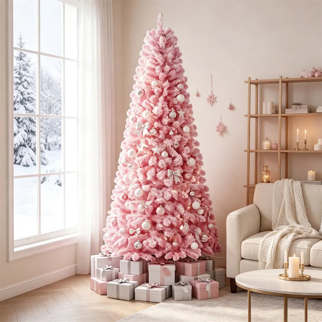 Roze besneeuwde volle kerstboom met lichtjes