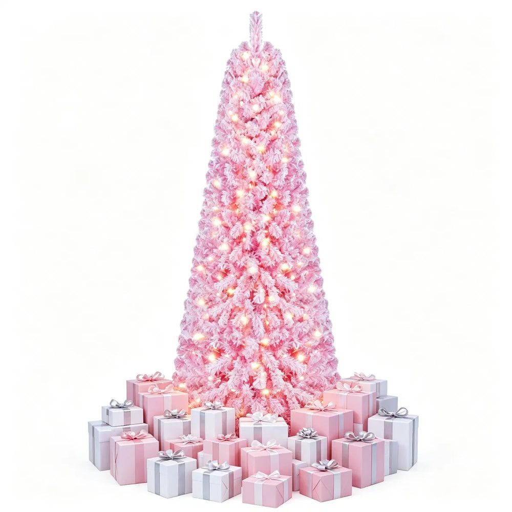 Roze besneeuwde volle kerstboom met lichtjes