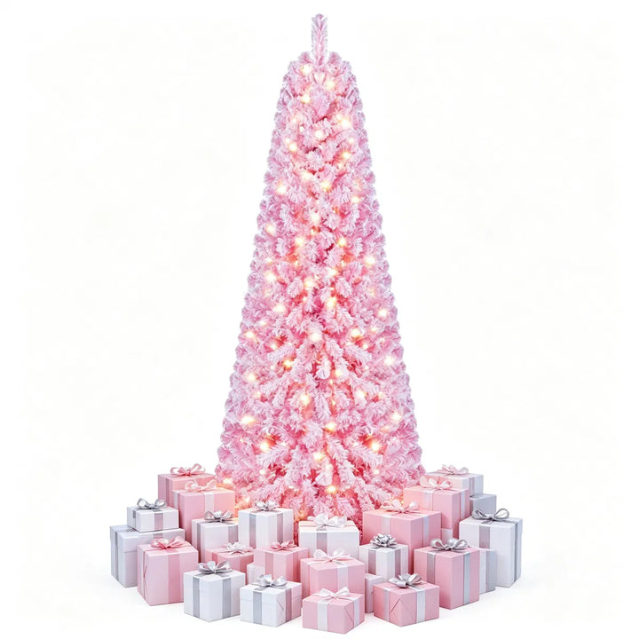 Roze besneeuwde volle kerstboom met lichtjes