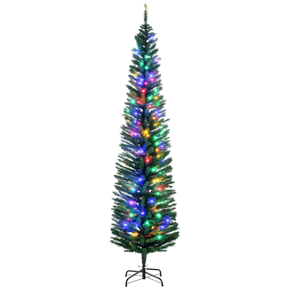 Groene smalle kerstboom met gekleurde lichtjes