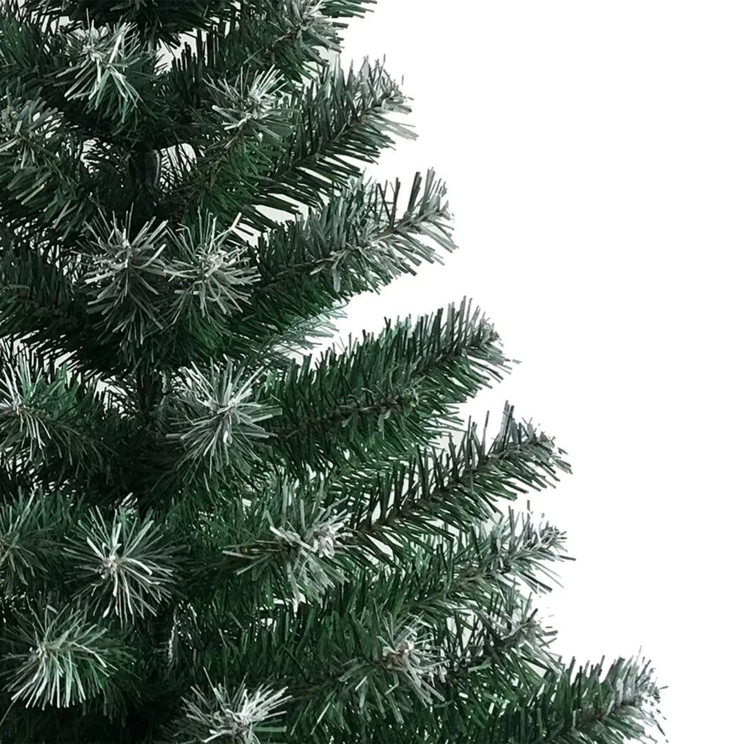 Lichtgroene kerstboom met witte punten