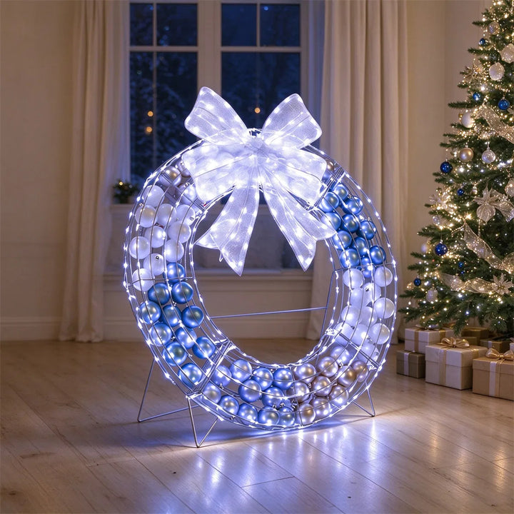 Staande verlichte kerstkrans met kerstballen