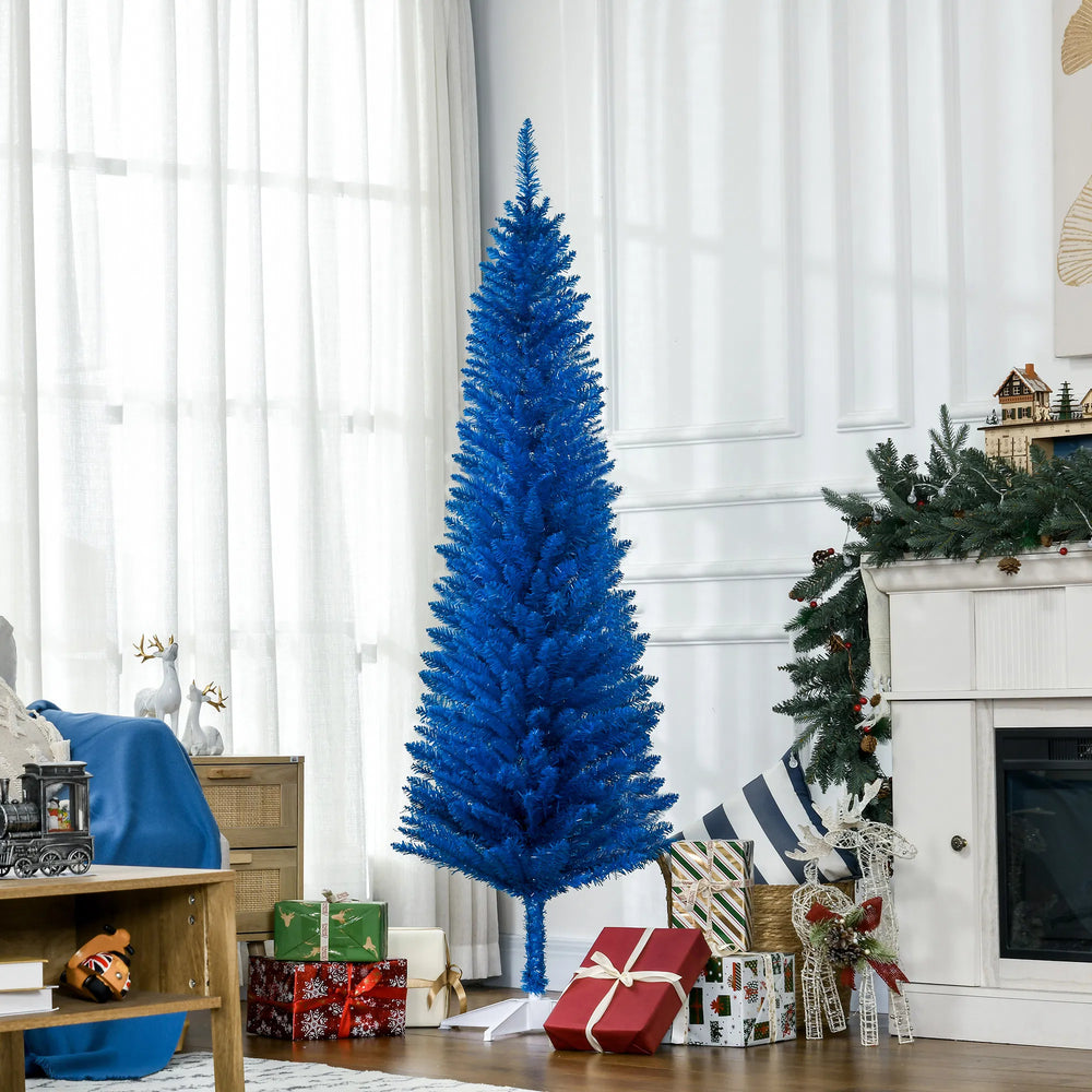 Blauwe slanke kerstboom zonder lichtjes