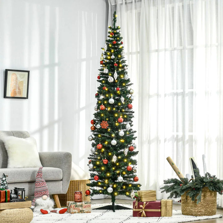 Slanke groene kerstboom met warmwitte lampjes