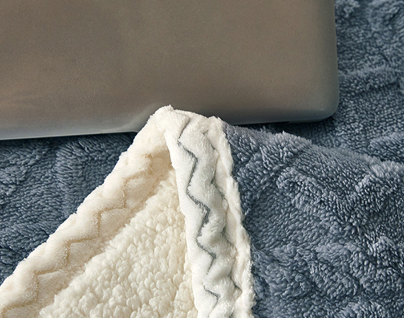 Dikke fleece deken met sherpa op bank