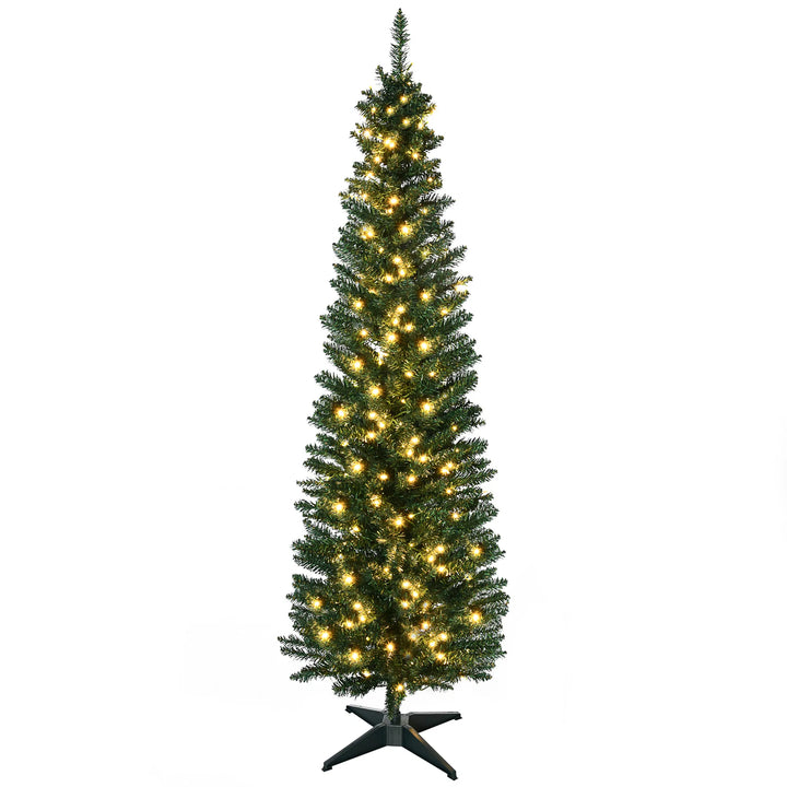 Slanke groene kerstboom met warmwitte lampjes